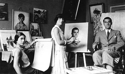 Dans l'atelier. Odette Boyer et Raymond Chantoiseau, son futur mari. Au centre une inconnue, 1931. Collection particulière