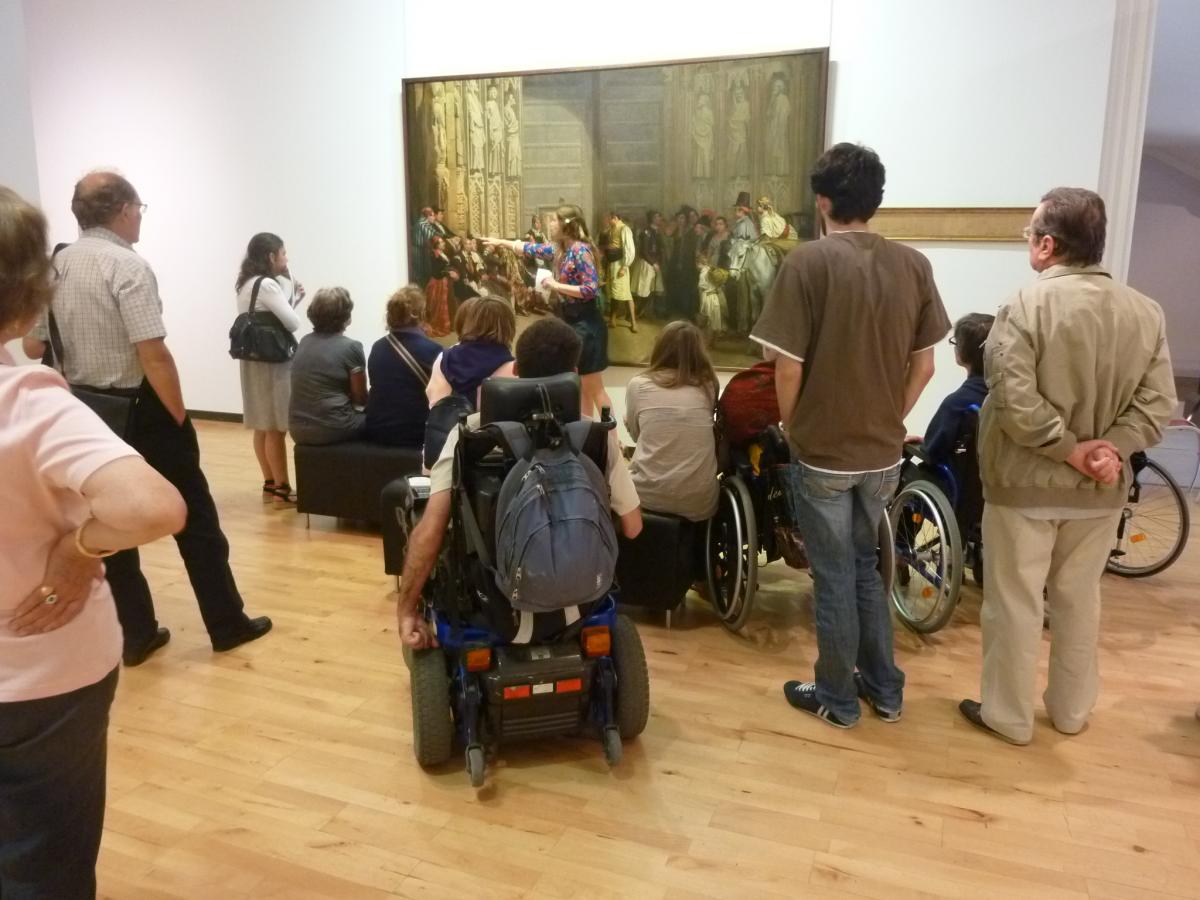 Photo d'une visite d'un groupe de personnes en fauteuil roulant