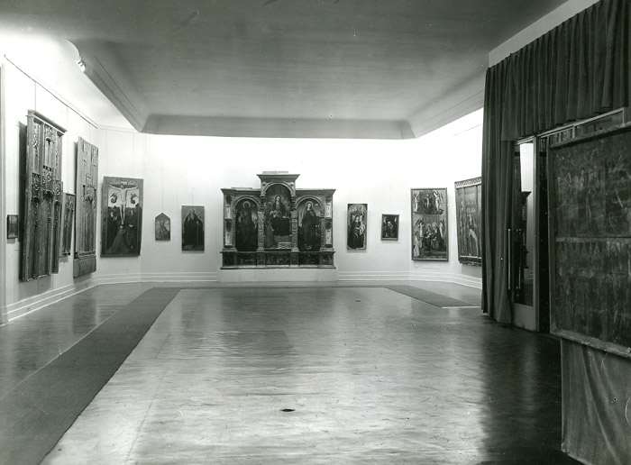 Vues des salles de l'exposition Primitifs méditerranéens, 1952