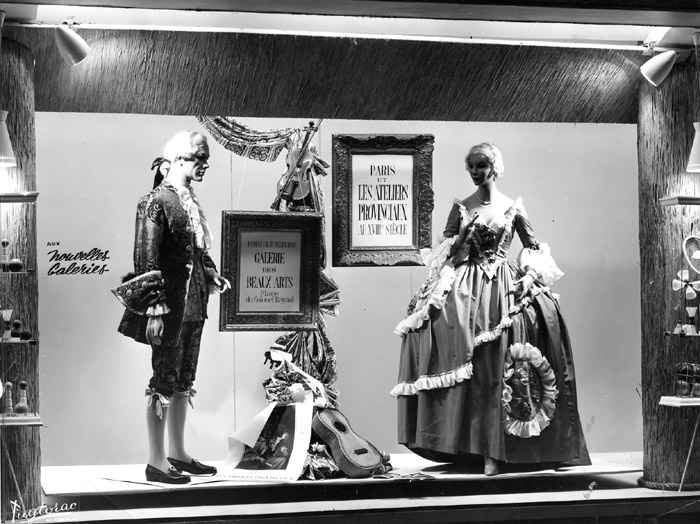 Image d'une vitrine aux Nouvelles Galeries faisant la publicité pour l'exposition (photo Puytorac)