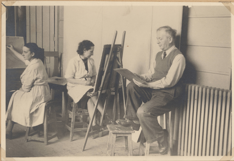 R. Rodes dessinant  à l'atelier des Beaux-Arts, Bordeaux. Vers 1950-1954. Collection particulière